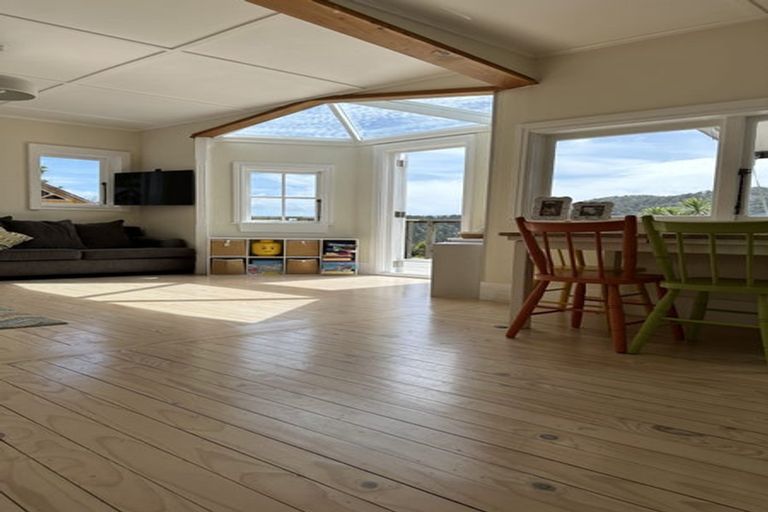 Photo of property in 8 Pendrell Road, Piha, New Lynn, 0772