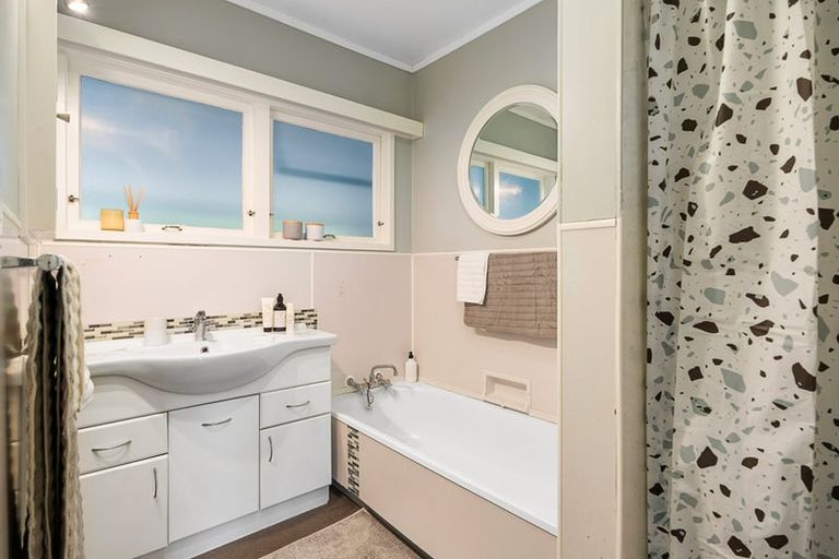 Photo of property in 42 Hilltop Avenue, Morningside, Whangarei, 0110