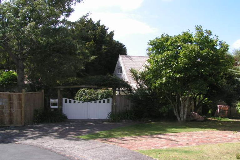 Photo of property in 17 Paruru Avenue, Northcote, Auckland, 0627