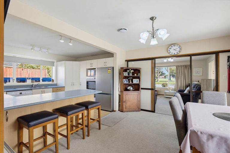 Photo of property in 332 Memorial Avenue, Burnside, Christchurch, 8053