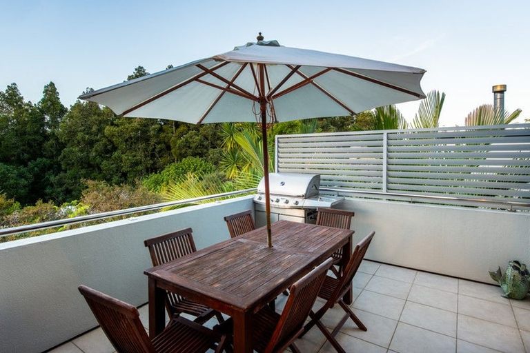 Photo of property in 10 Kahikatea Close, Campbells Bay, Auckland, 0630