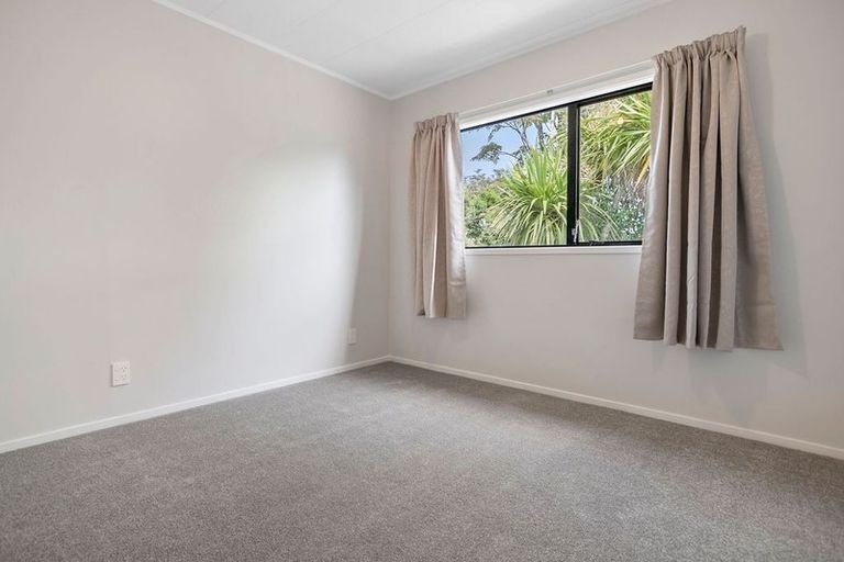 Photo of property in 1/11 Kupari Place, Totara Vale, Auckland, 0629