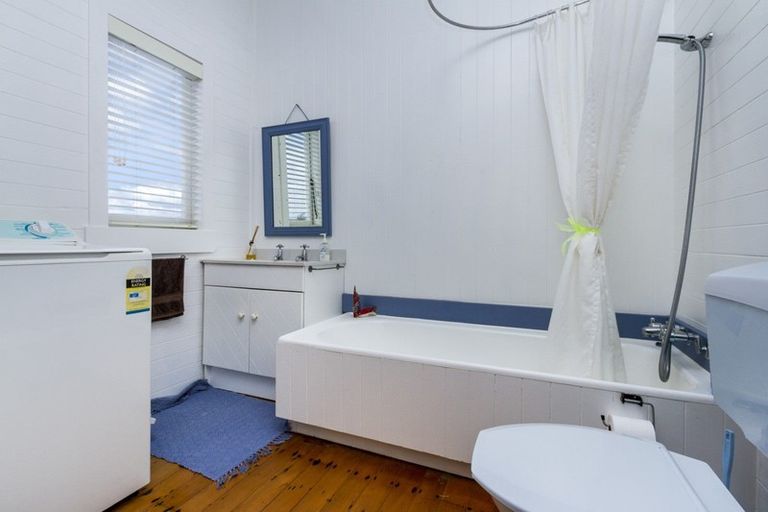 Photo of property in 904a East Coast Road, Northcross, Auckland, 0630