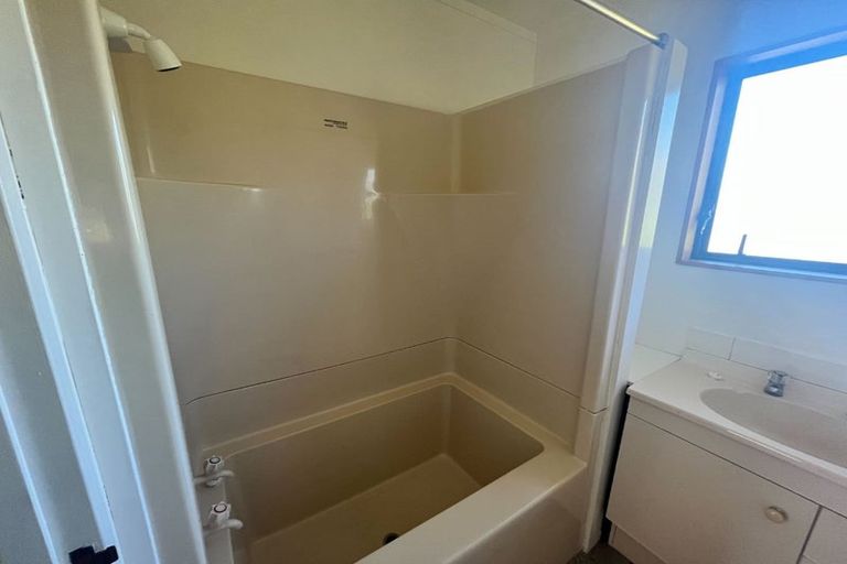 Photo of property in 2/21 Witheford Drive, Bayview, Auckland, 0629