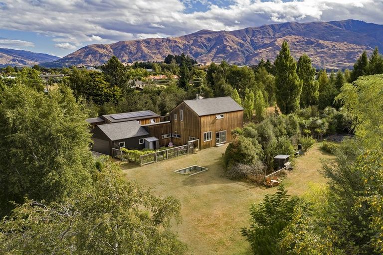 Photo of property in 2 Wineberry Lane, Wanaka, 9305