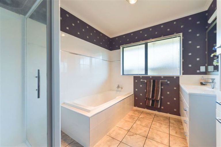 Photo of property in 44 Tennyson Avenue, Kelvin Grove, Palmerston North, 4414