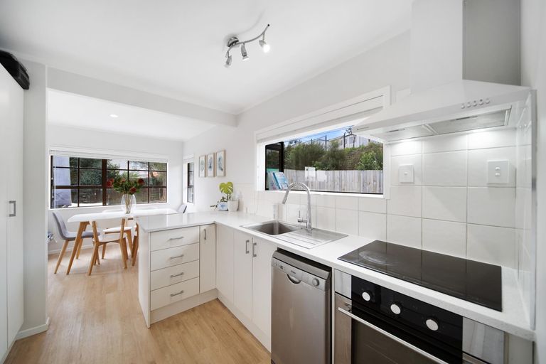 Photo of property in 6 Crestlands Place, Papakura, 2110