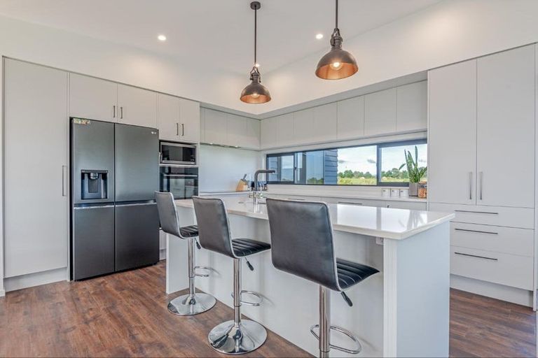 Photo of property in 49 Johnstone Drive, Fitzherbert, Palmerston North, 4410