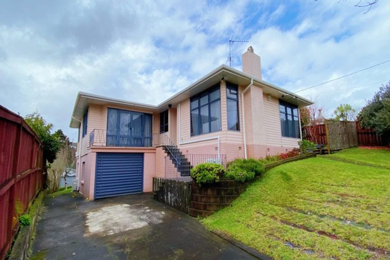 Photo of property in 4 Alma Street, Te Atatu South, Auckland, 0610