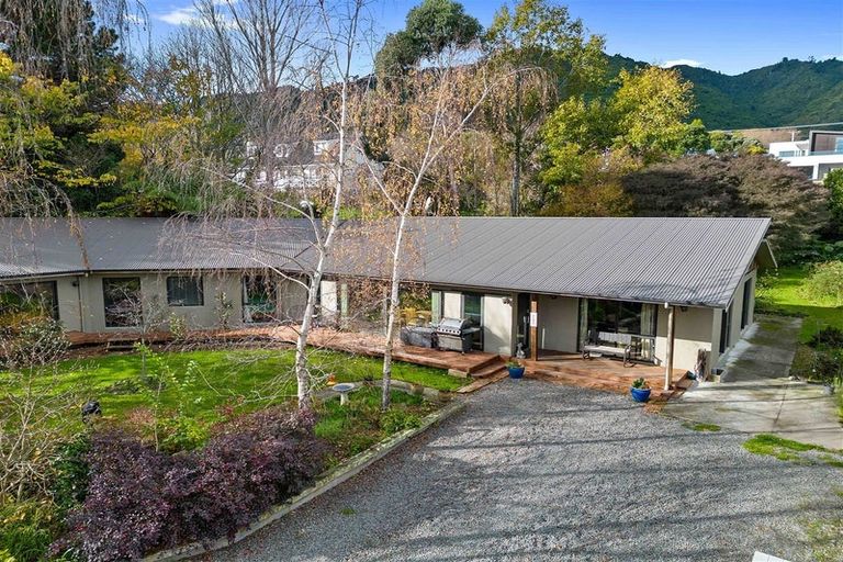 Photo of property in 43 Pehi Kupa Street, Waikanae, 5036