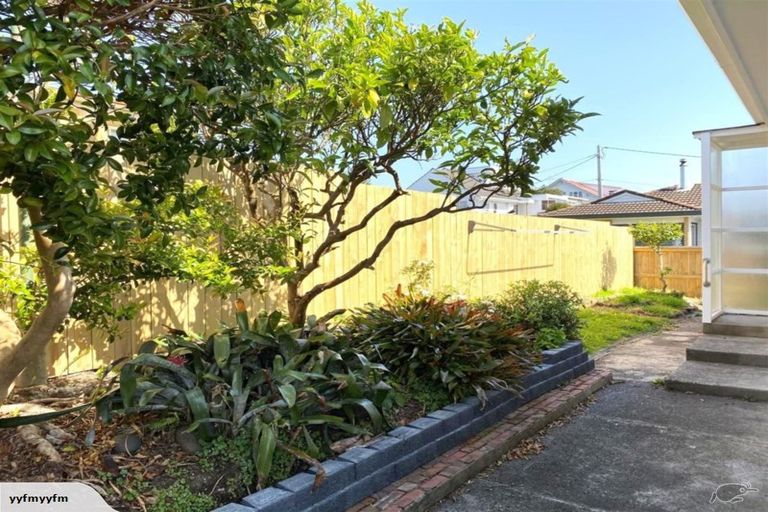 Photo of property in 1/41 Exmouth Road, Northcote, Auckland, 0627