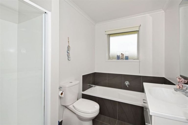 Photo of property in 86 Barbados Way, One Tree Point, 0118