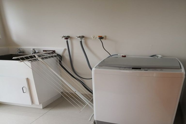 Photo of property in 1/7 Sovereign Place, Glenfield, Auckland, 0629