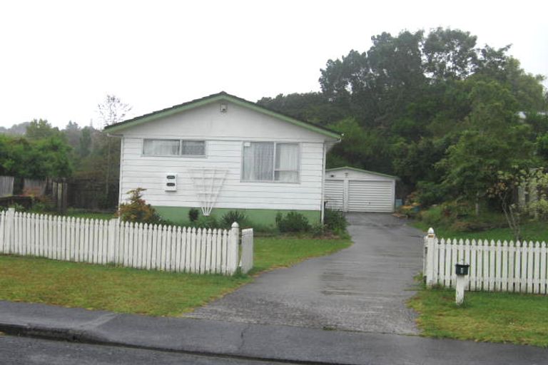 Photo of property in 1 Julia Place, Totara Vale, Auckland, 0629