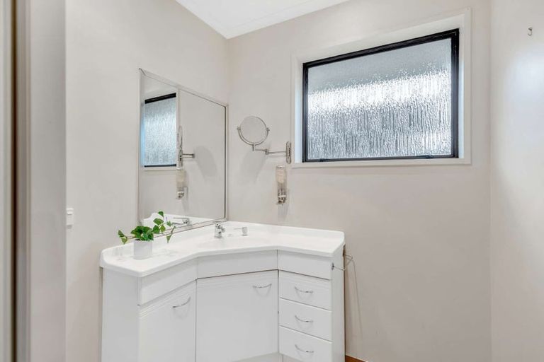 Photo of property in 3 Caroline Crescent, Highbury, Palmerston North, 4412