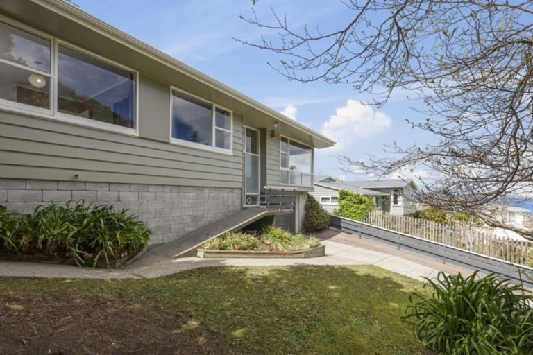 Photo of property in 70 Dowse Drive, Maungaraki, Lower Hutt, 5010