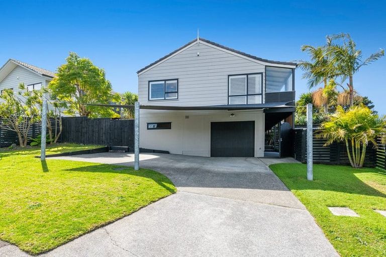 Photo of property in 15 Leiden Place, Totara Vale, Auckland, 0629