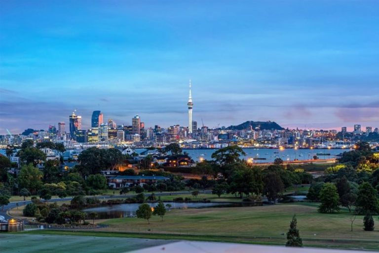 Photo of property in 65a Exmouth Road, Northcote, Auckland, 0627