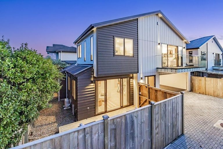 Photo of property in 3c Dawnhaven Drive, Te Atatu Peninsula, Auckland, 0610