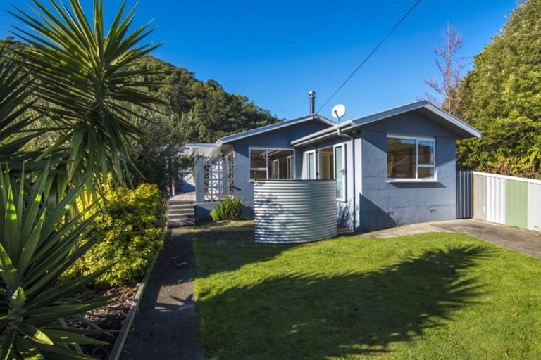 Photo of property in 54c Devon Street, Picton, 7220