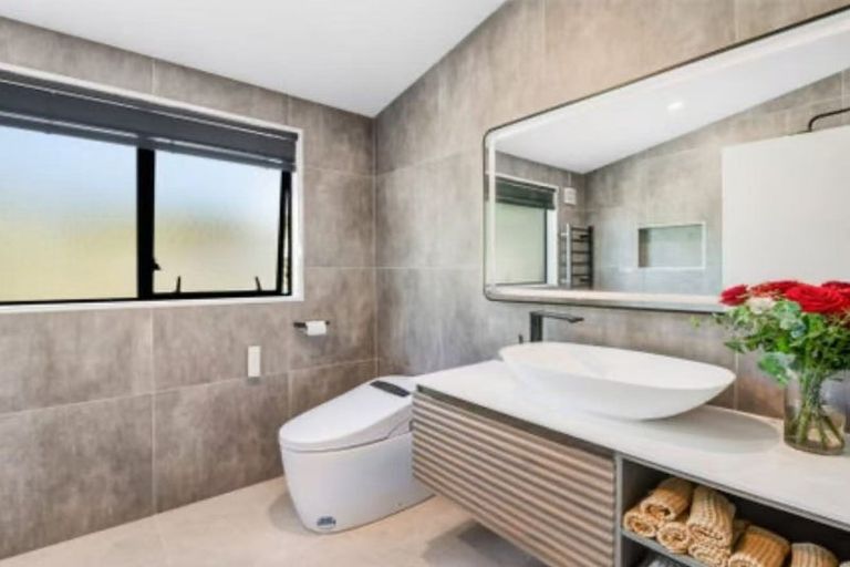 Photo of property in 14 Mallard Place, Unsworth Heights, Auckland, 0632