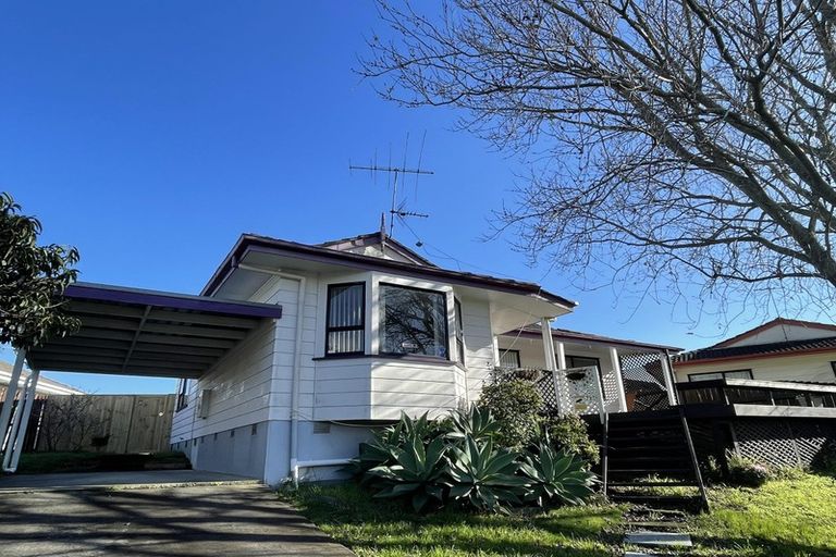 Photo of property in 1/1 Barbados Drive, Unsworth Heights, Auckland, 0632