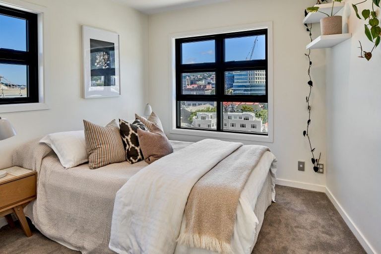 Photo of property in Endeavour Apartments, 1/125 Thorndon Quay, Pipitea, Wellington, 6011