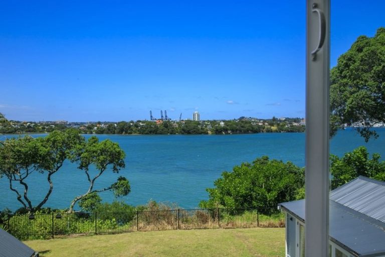 Photo of property in 21 Norwood Road, Bayswater, Auckland, 0622