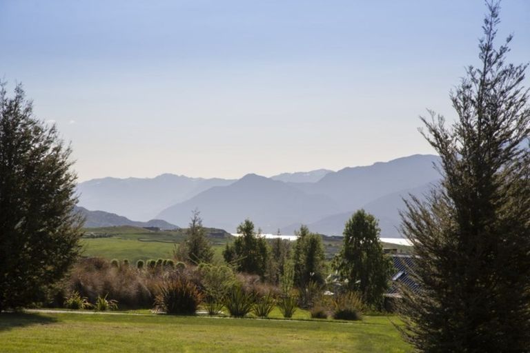 Photo of property in 10 Hovingham Court, Jacks Point, Queenstown, 9371