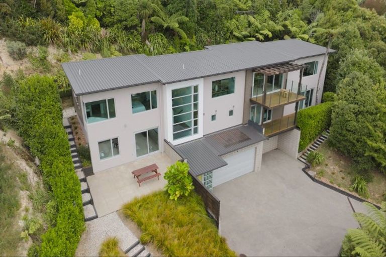 Photo of property in 24 Mewburn Rise, Karori, Wellington, 6012