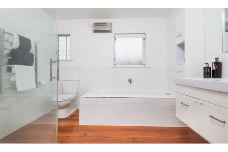 Photo of property in 39 Royal View Road, Te Atatu South, Auckland, 0610