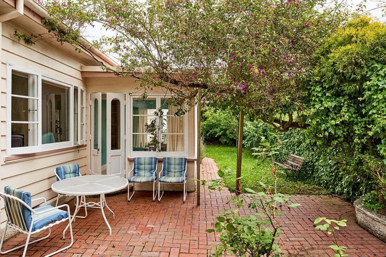 Photo of property in 398 Muritai Road, Eastbourne, Lower Hutt, 5013