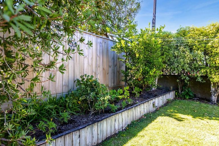 Photo of property in 10 York Crescent, Westown, New Plymouth, 4310