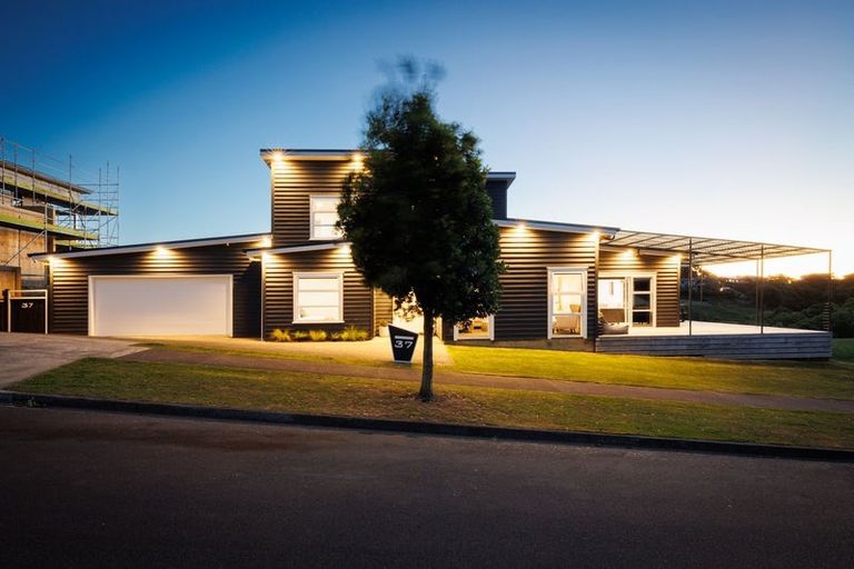 Photo of property in 37 Vaucluse Heights, Fitzherbert, Palmerston North, 4410