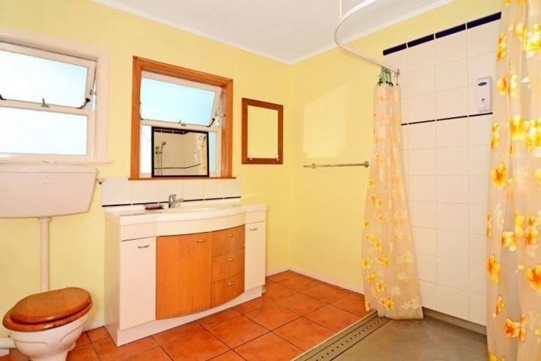 Photo of property in 2/527 Glenfield Road, Glenfield, Auckland, 0629