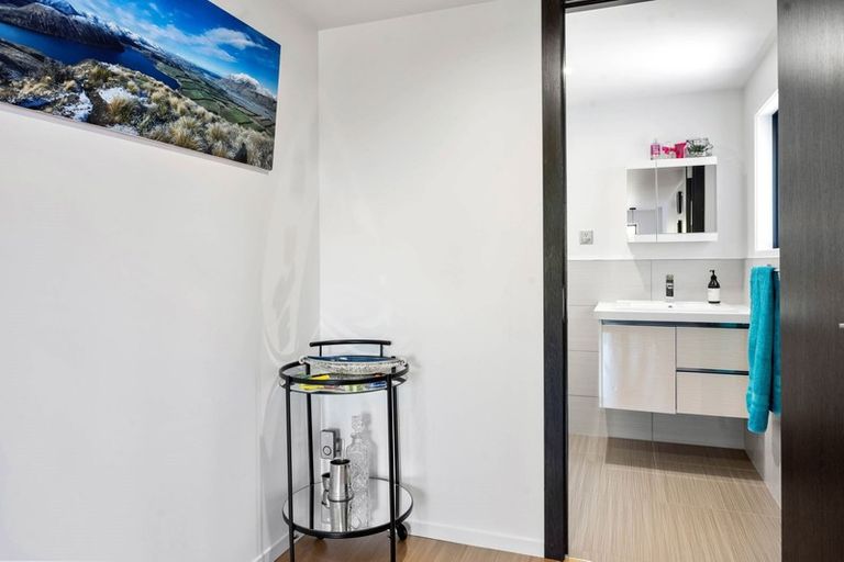 Photo of property in 2b Pah Road, Kawaha Point, Rotorua, 3010