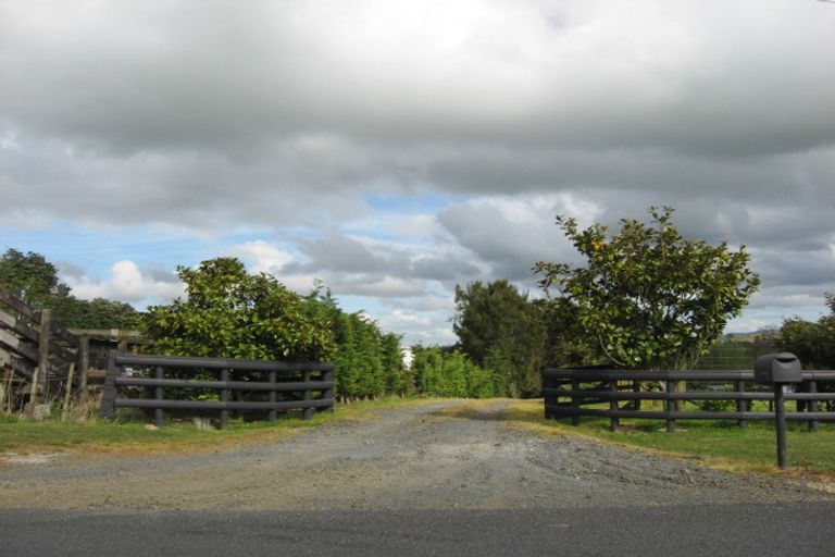 Photo of property in 63 Tawa Road, Kumeu, 0891