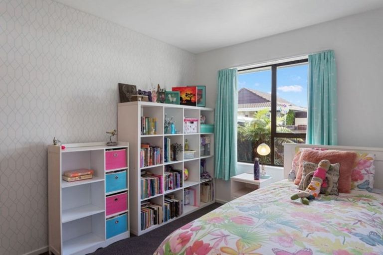 Photo of property in 2/52a Chipping Lane, Redwood, Christchurch, 8051