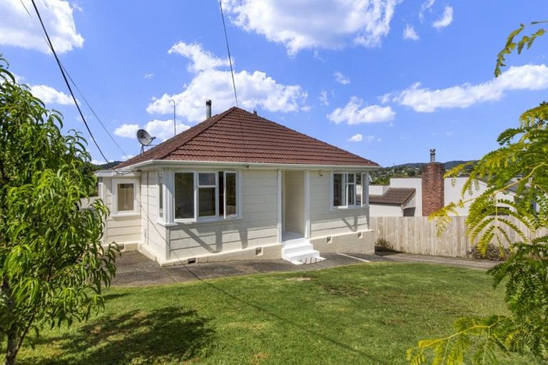 Photo of property in 44 Savoy Road, Glen Eden, Auckland, 0602