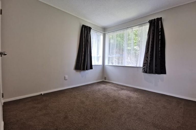 Photo of property in 12 Evesham Place, Newlands, Wellington, 6037