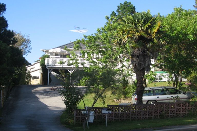 Photo of property in 1/10 Roband Avenue, Glenfield, Auckland, 0629