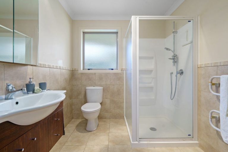 Photo of property in 1 Glenroy Place, Green Bay, Auckland, 0604