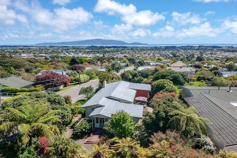 Photo of property in 2 Tui Crescent, Waikanae, 5036