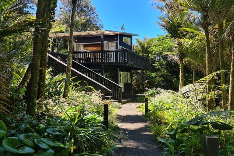 Photo of property in 10-12 Glenesk Road, Piha, New Lynn, 0772