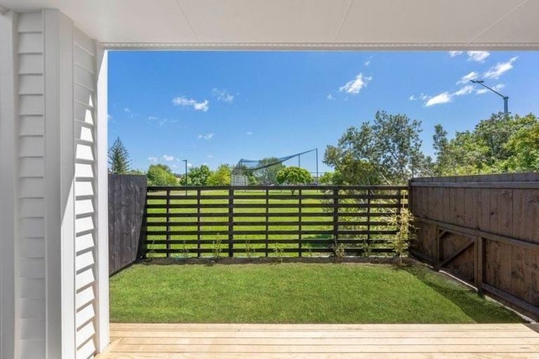Photo of property in 4/18 Albert Road, Kelston, Auckland, 0602