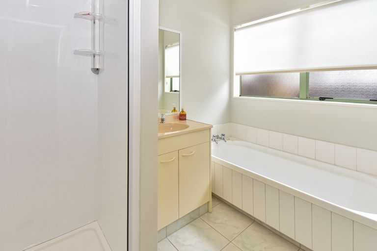 Photo of property in 15 Tonson Place, Weymouth, Auckland, 2103