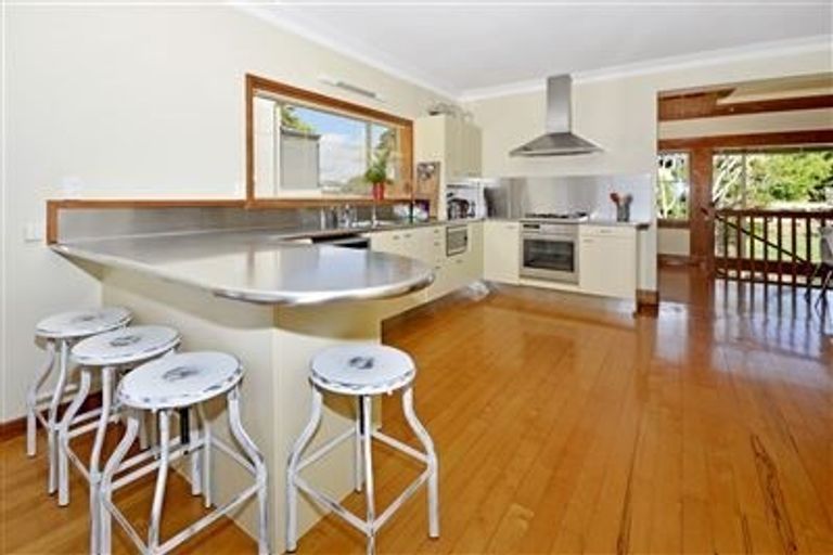 Photo of property in 28 Churchill Road, Murrays Bay, Auckland, 0630