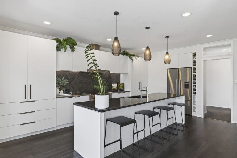 Photo of property in 5 Whitby Place, Westown, New Plymouth, 4310