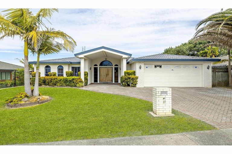 Photo of property in 11 Glenveagh Park Drive, Weymouth, Auckland, 2103