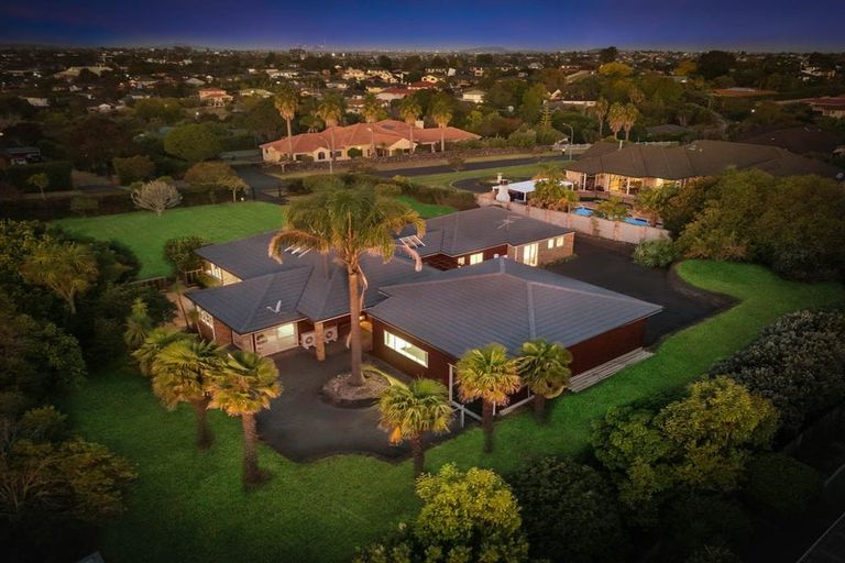 Photo of property in 18 Burgundy Park Avenue, Henderson, Auckland, 0612